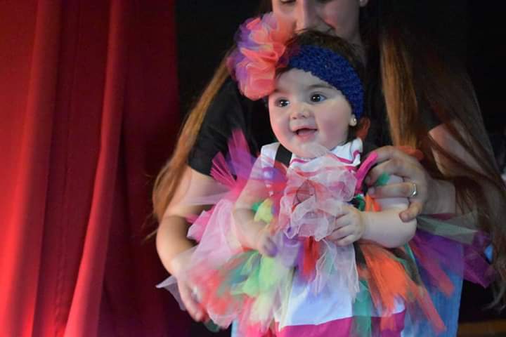 niña en fiesta de fin de año